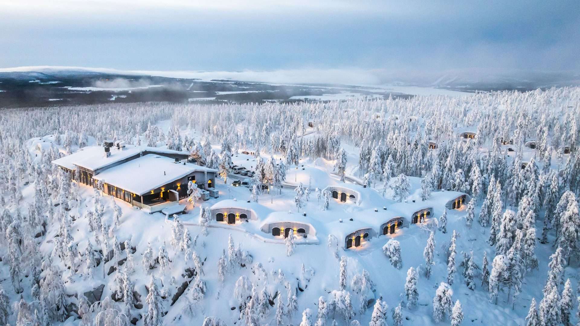 Kaamos Lodge på toppen av Aavasaksa i vinterskrud