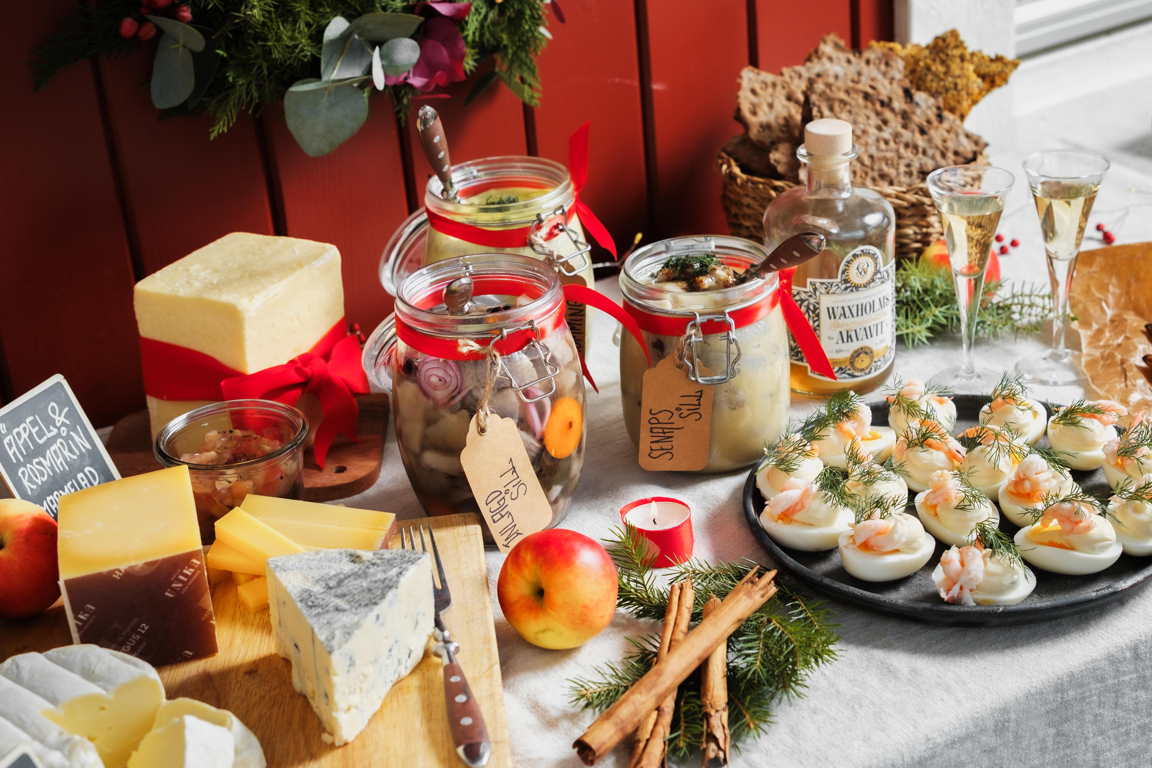 Ett julbord med ost, drycker och bakverk.