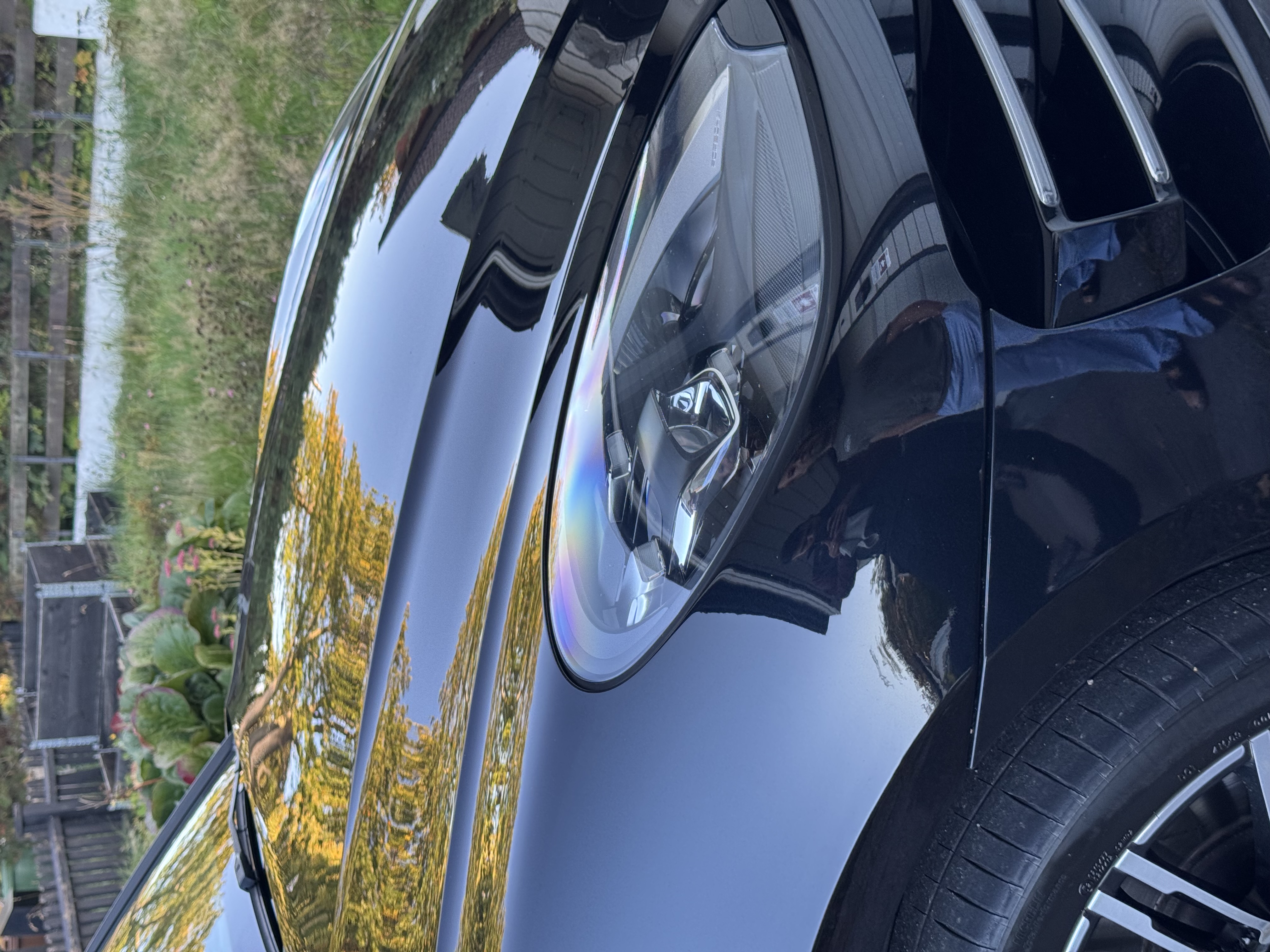 Svart Porsche med djup glans efter keramiskt lackskydd