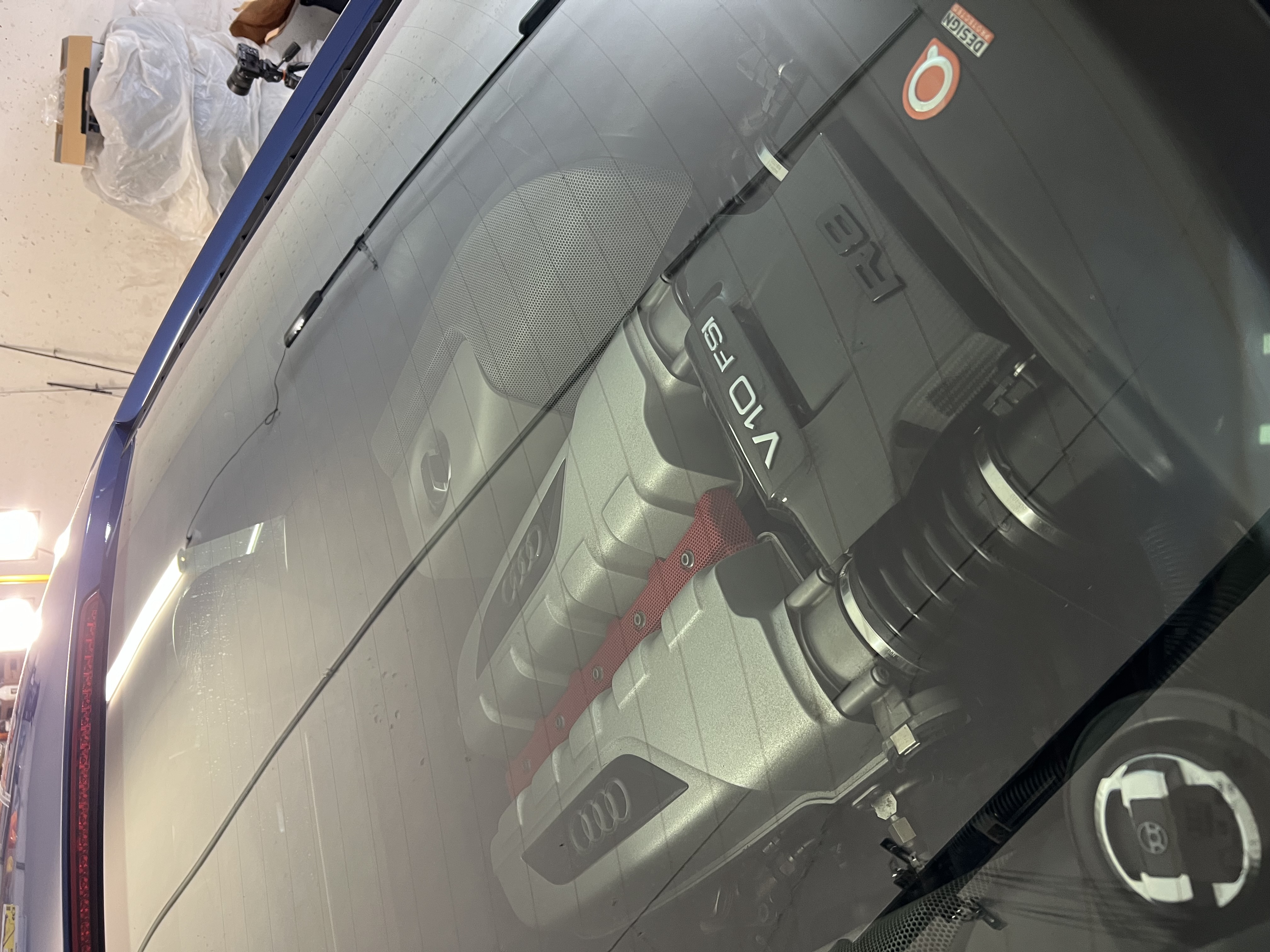 Rengjord V10-motor under glaskåpa i en Audi R8