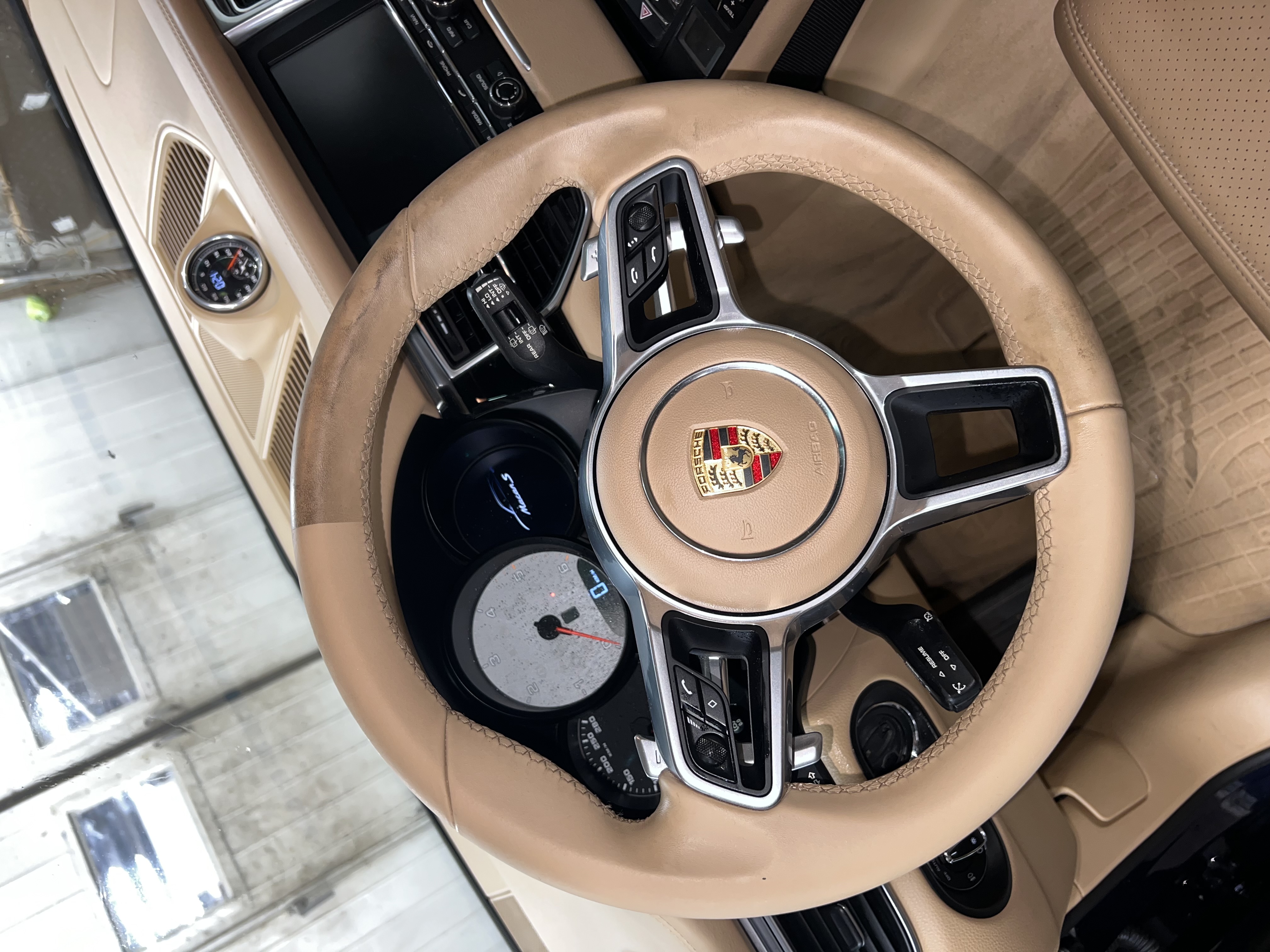 Porsche-ratt och interiör i beige läder efter läderbehandling